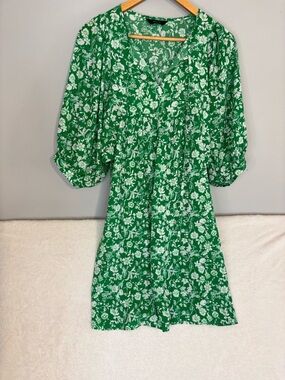EUC! Kelly Green Floral Dress with White Print preppy balloon sleeve Size Small